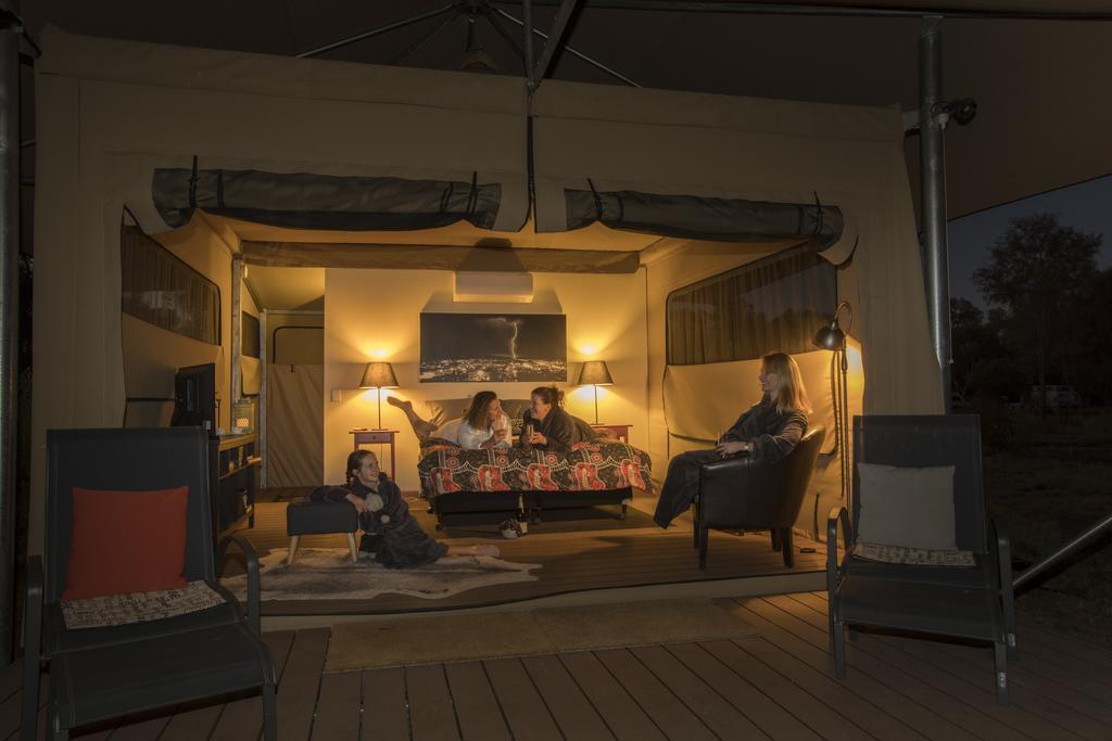 אליס ספרינגס Squeakywindmill Boutique Tent B&B מראה חיצוני תמונה